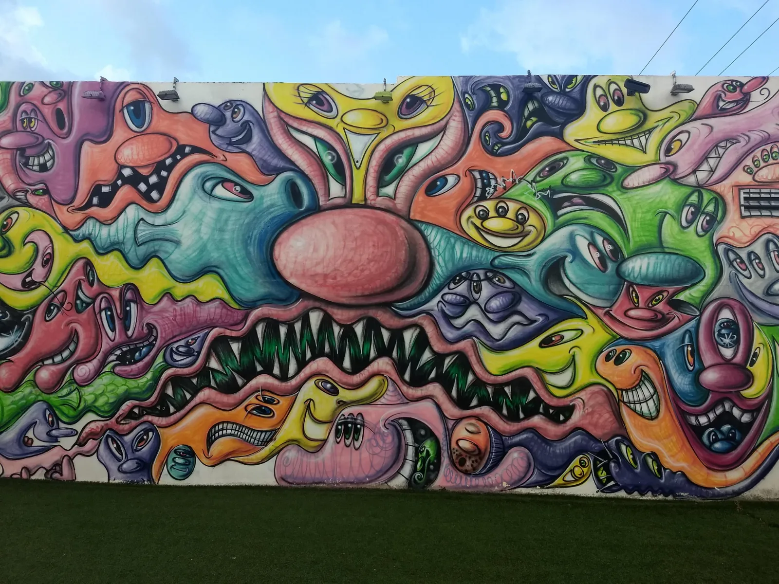 Mural colorido cobrindo uma parede inteira em Wynwood, parada comum para quem vai de Orlando a Miami