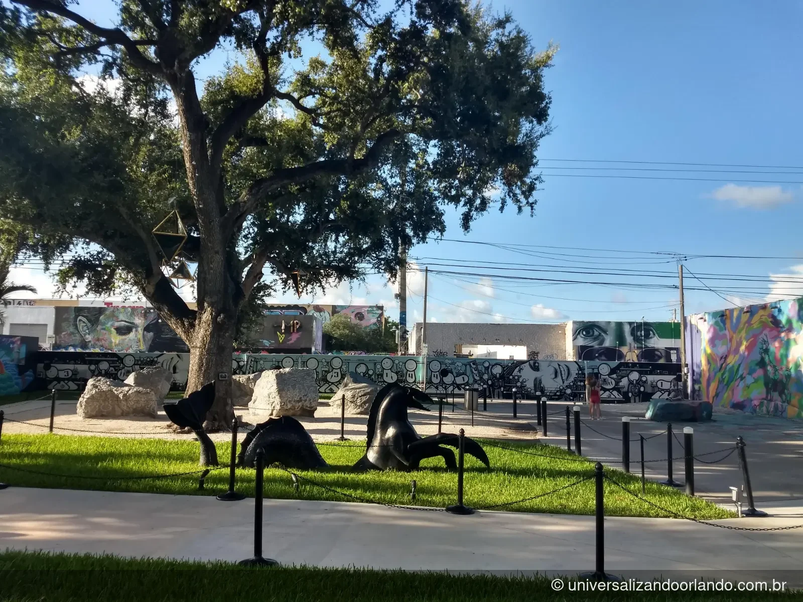 Rua de Wynwood em Miami com murais e árvores