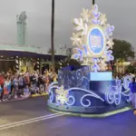 Carro alegórico com floco de neve iluminado no desfile de Natal da Universal Studios Florida