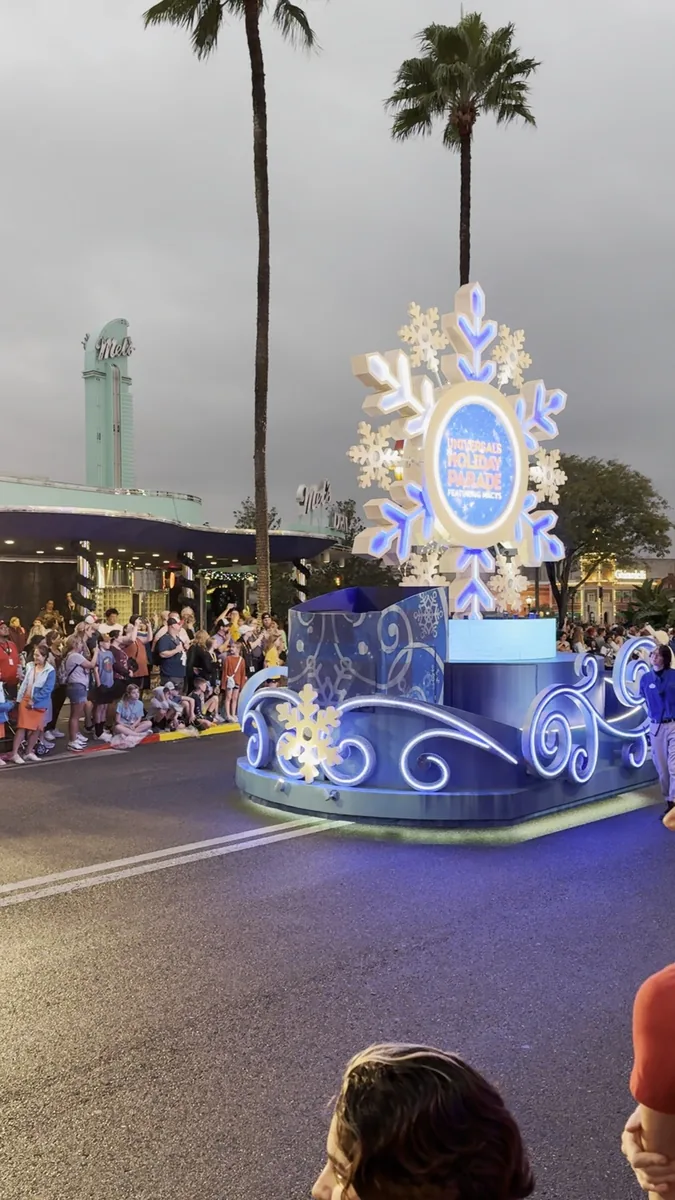 Carro alegórico com floco de neve iluminado no desfile de Natal da Universal Studios Florida