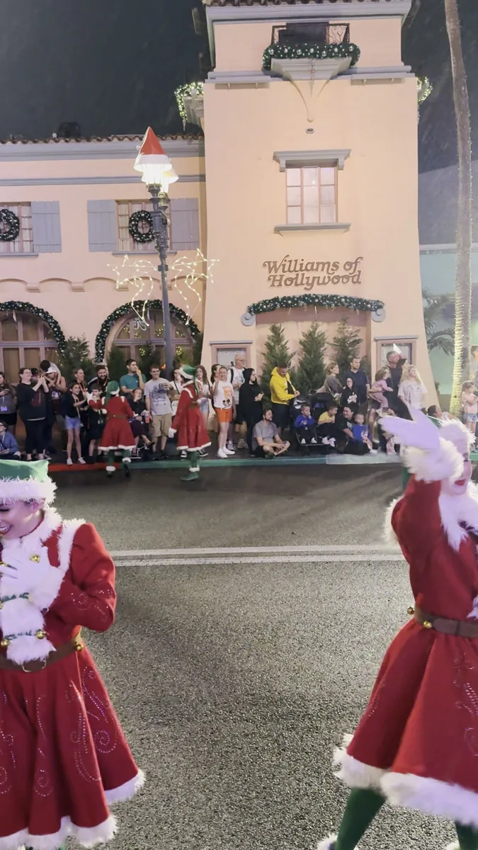 Bailarinas vestidas de Mamãe Noel no desfile noturno do Universal Studios Florida