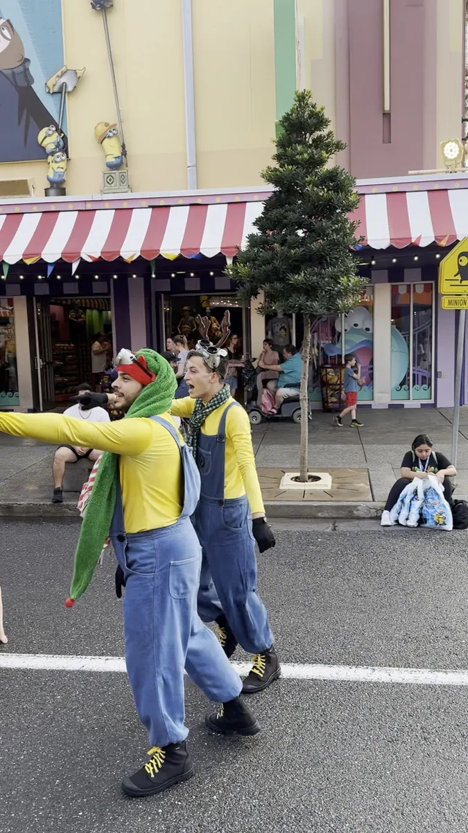 Minions na rua do Universal Studios Florida com o público sentado no meio-fio