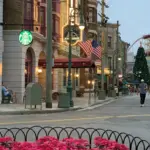 Rua da Universal Studios decorada para o Natal, com poinsétias vermelhas, em Orlando em novembro