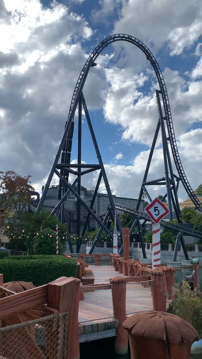Loop da VelociCoaster visto da passarela do lago no Islands of Adventure