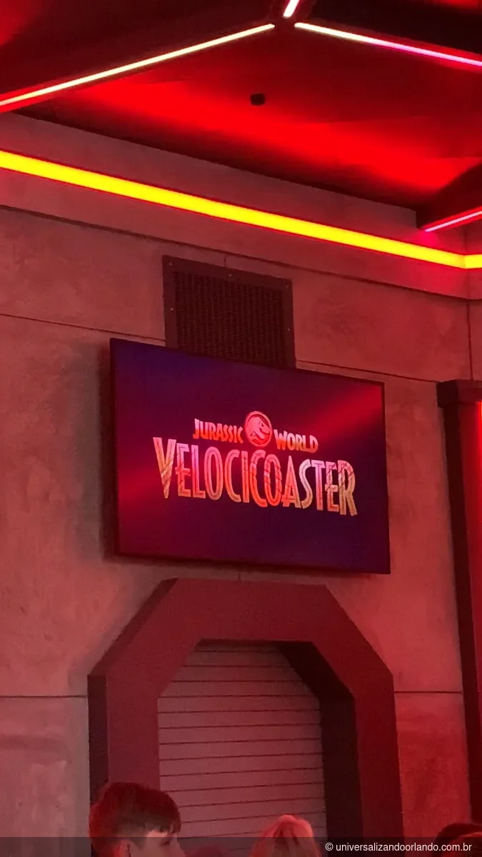Placa vermelha da Jurassic World VelociCoaster no fim da fila